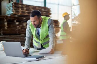 Chantier en cours avec ouvriers et équipements de construction en action