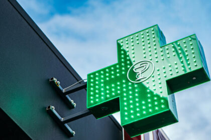 Enseignes lumineuses pour pharmacie : comment choisir un design qui attire l’attention de vos clients ?