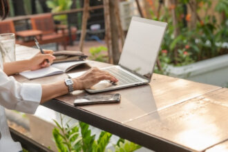 Pourquoi le freelancing attire de plus en plus de cadres en reconversion ?